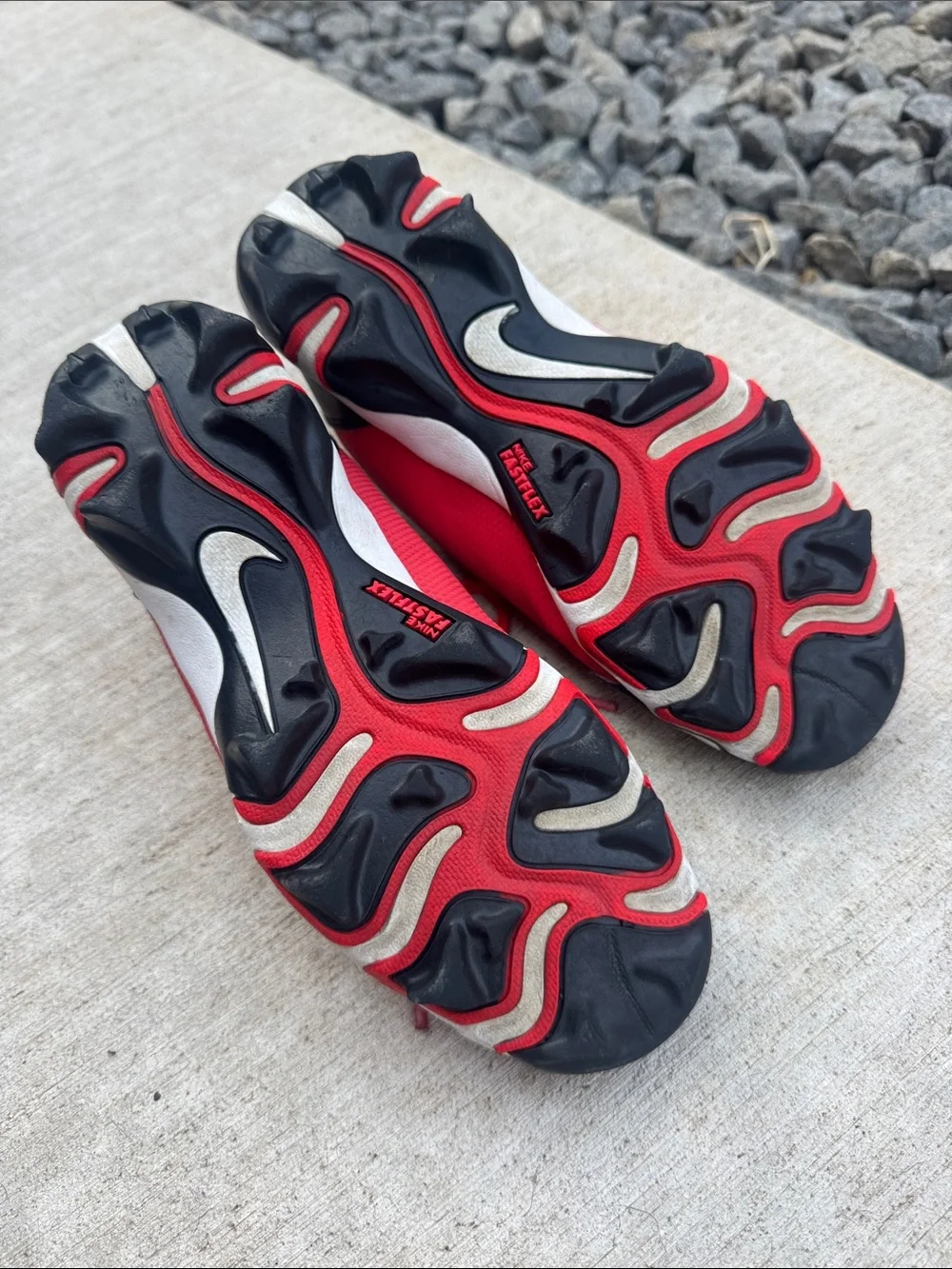 Nike Kids Red and Black Low-Top Sneakers